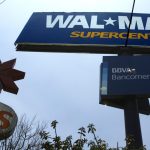 Fotografía en donde se ven los tableros de una tienda de la cadena de almacenes estadounidense Wal Mart y su marca Vips en Ciudad de México, México. EFE/Sáshenka Gutiérrez