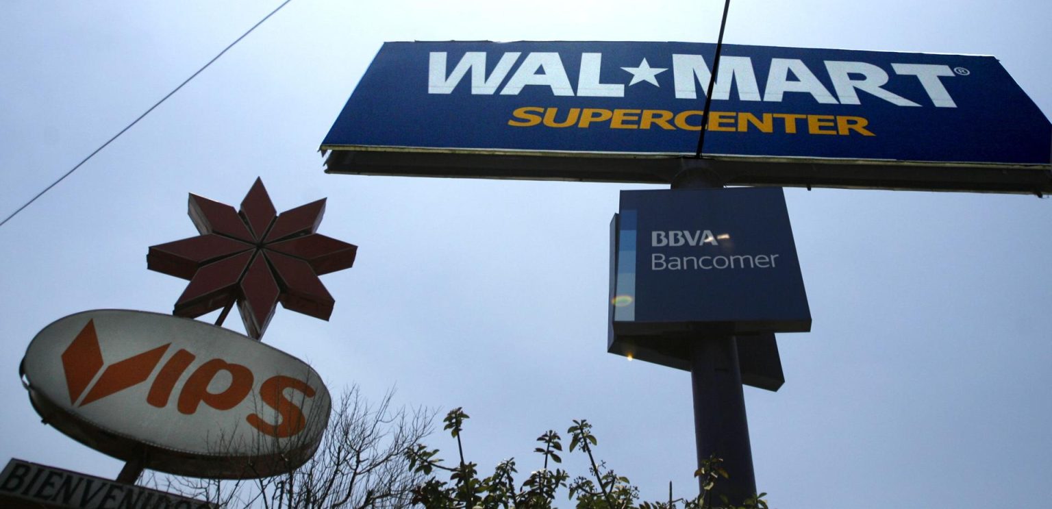 Fotografía en donde se ven los tableros de una tienda de la cadena de almacenes estadounidense Wal Mart y su marca Vips en Ciudad de México, México. EFE/Sáshenka Gutiérrez