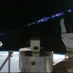 Captura de vídeo divulgada por NASA TV donde se muestra la nave espacial Dragon Freedom de SpaceX (i), que transporta a cuatro astronautas de la misión Axiom 3 mientras se aleja de la Estación Espacial Internacional. La tripulación de la misión Ax-3, la primera tripulada totalmente europea que llega a la Estación Espacial Internacional (EEI) a bordo de una nave privada, inició este miércoles su viaje de regreso. EFE/NASA TV /SOLO USO EDITORIAL /NO VENTAS /SOLO DISPONIBLE PARA ILUSTRAR LA NOTICIA QUE ACOMPAÑA /CRÉDITO OBLIGATORIO