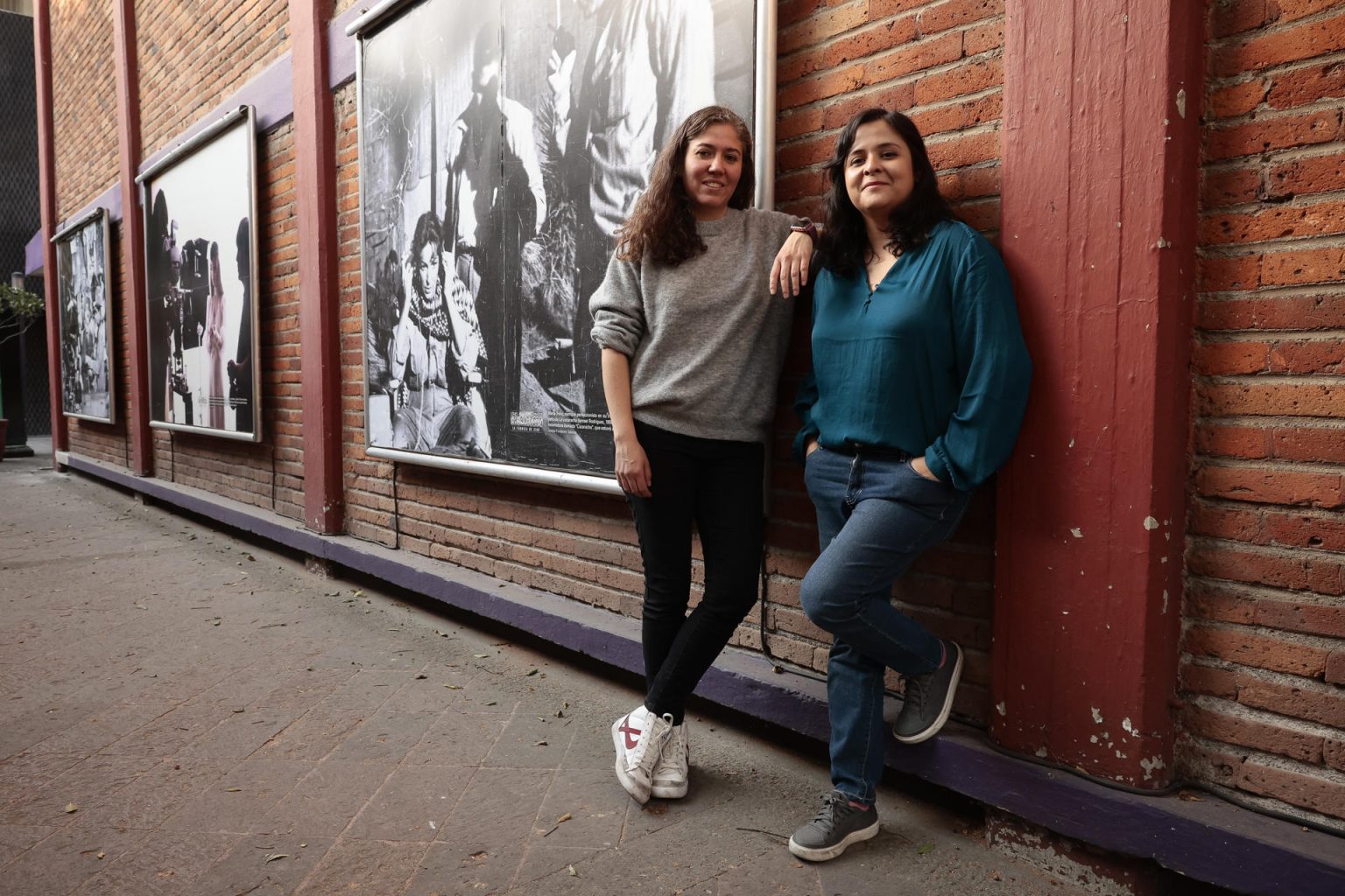 Las cineastas mexicanas Fernanda Valadez (i) y Astrid Rondero (d) posan durante una entrevista con EFE, el 15 de febrero de 2024, en la Ciudad de México (México). EFE/José Méndez