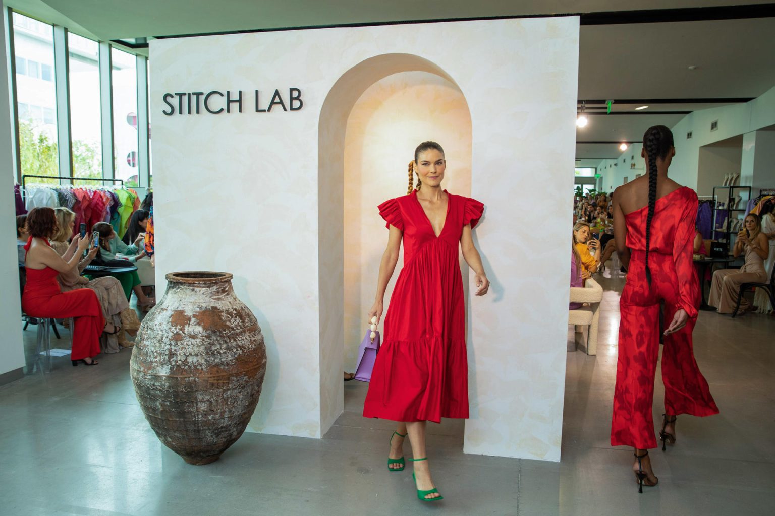 Fotografía de julio de 2022 cedida por la plataforma Stitch Lab donde aparecen modelos desfilando las creaciones presentadas en esta reconocida incubadora de la industria de la moda y el diseño donde participan diseñadores procedentes de toda latinoamérica. EFE/Stitch Lab /SOLO USO EDITORIAL /NO VENTAS /SOLO DISPONIBLE PARA ILUSTRAR LA NOTICIA QUE ACOMPAÑA /CRÉDITO OBLIGATORIO