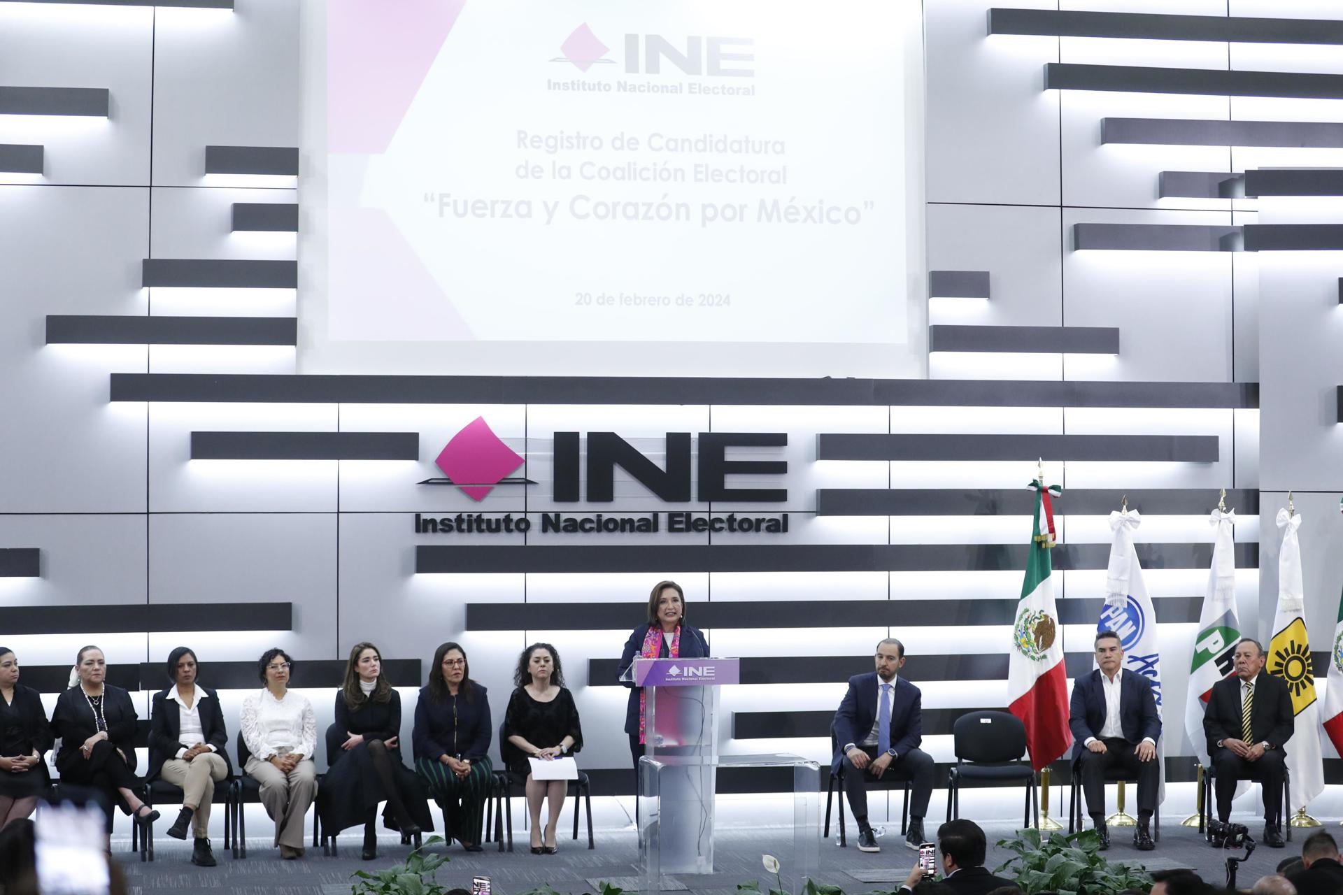 La candidata presidencial opositora de la coalición Fuerza y Corazón por México, Xóchitl Gálvez (c), participa este martes durante su registro como candidata formal en el Instituto Nacional Electoral (INE), en la Ciudad de México (México). EFE/Sáshenka Gutiérrez
