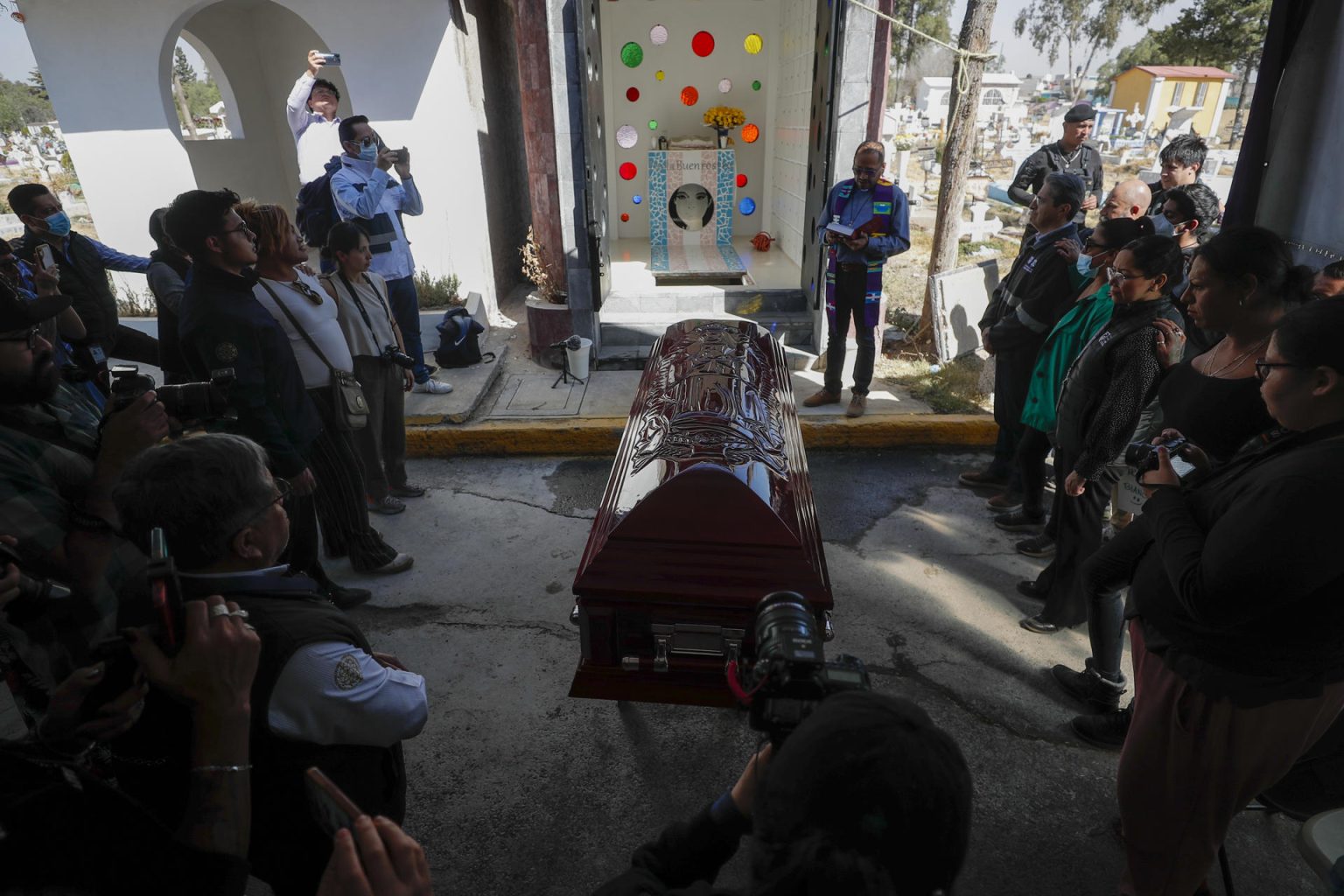 Amigos de Paola Buenrostro asisten a la exhumación de sus restos este martes, en el panteón de San Lorenzo Tezonco, en la Ciudad de México (México). EFE/ Isaac Esquivel