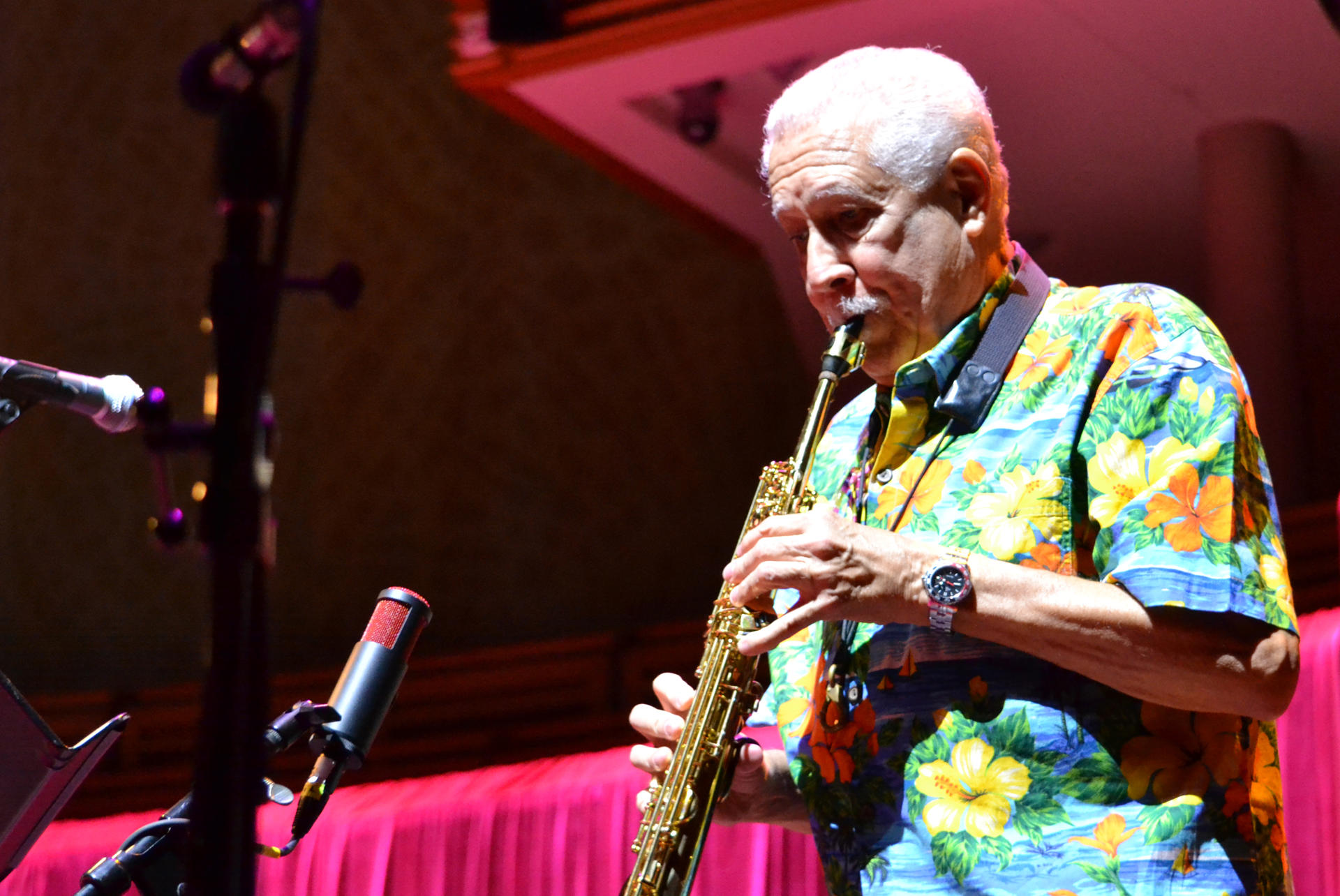 El saxofonista y clarinetista cubano Paquito D’Rivera toca su clarinete durante un ensayo el 8 de febrero de 2024 en una de las salas del Centro de Artes Escénicas Adrienne Arsht de Miami. EFE/Antoni Belchi
