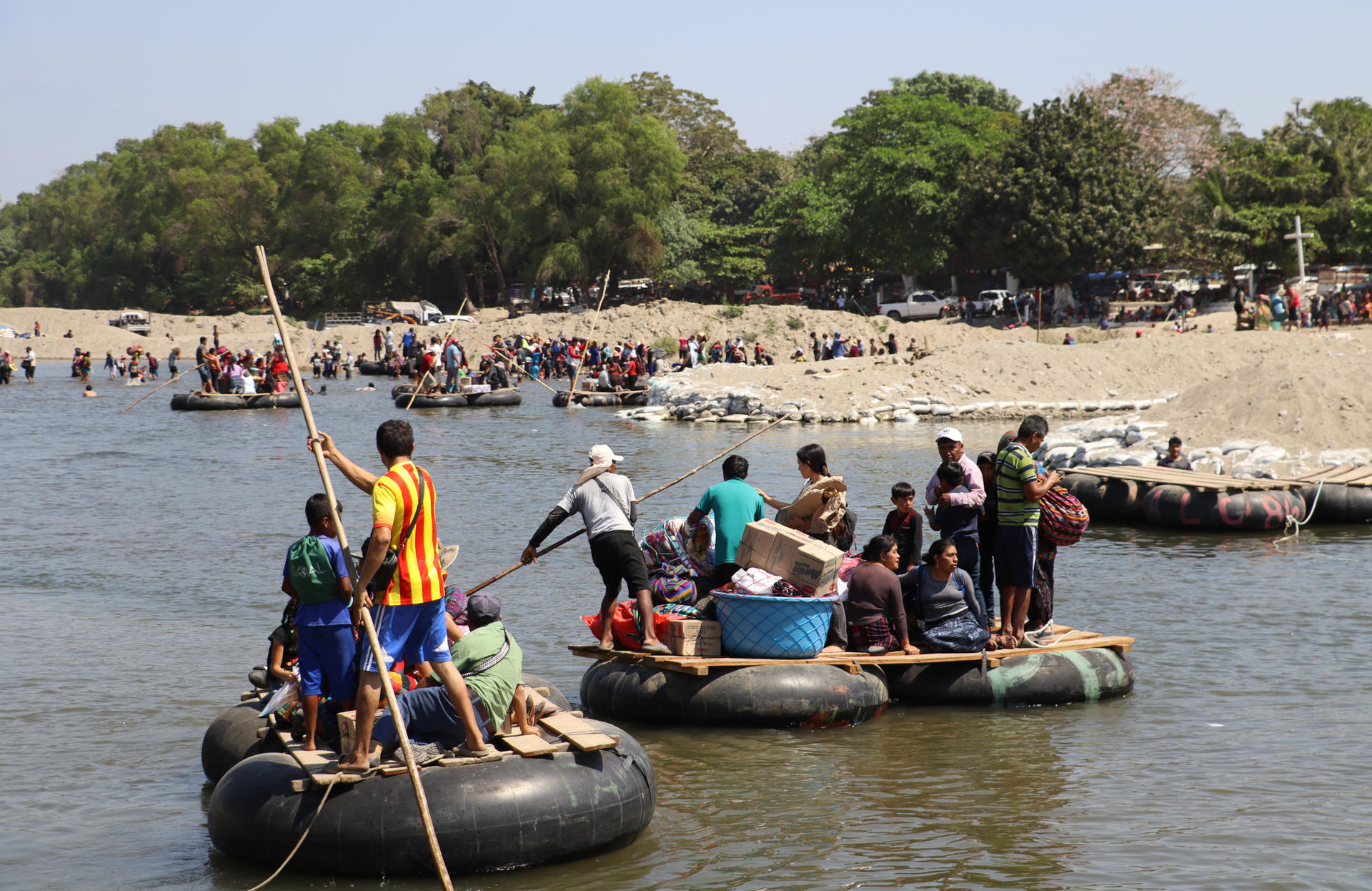 Guatemaltecos cruzan el río Suchiate este viernes, en ciudad Hidalgo en el estado de Chiapas (México). EFE/Juan Manuel Blanco
