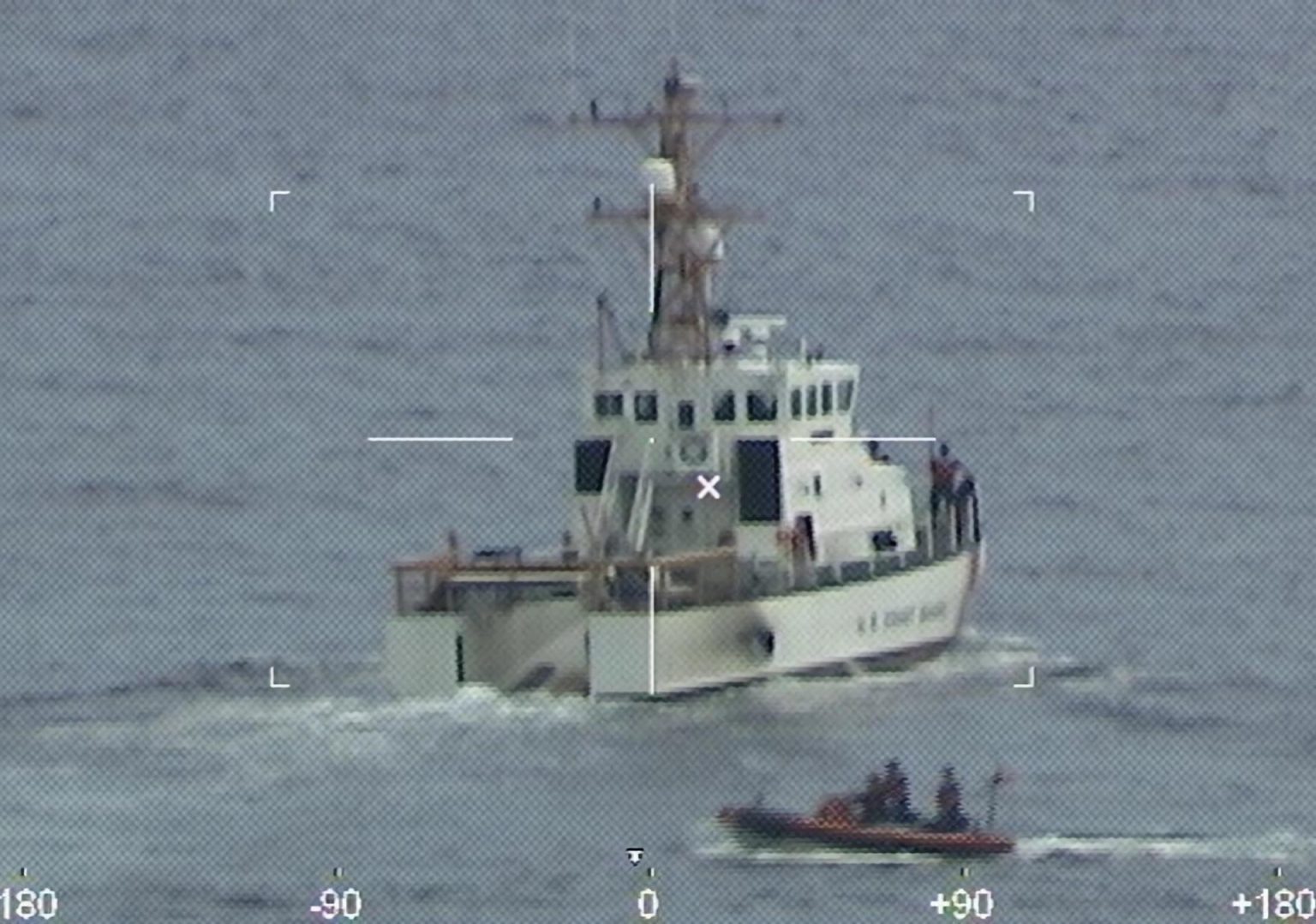 Fotografía del 25 de enero cedida por la Guardia Costera de Estados Unidos donde se muestra al buque guardacostas Ibis mientras busca en las aguas frente a Fort Pierce Inlet (Florida) a las 39 personas desaparecidas en mar tras volcar su embarcación. EFE/Guardia Costera EEUU  /SOLO USO EDITORIAL /NO VENTAS /SOLO DISPONIBLE PARA ILUSTRAR LA NOTICIA QUE ACOMPAÑA /CRÉDITO OBLIGATORIO