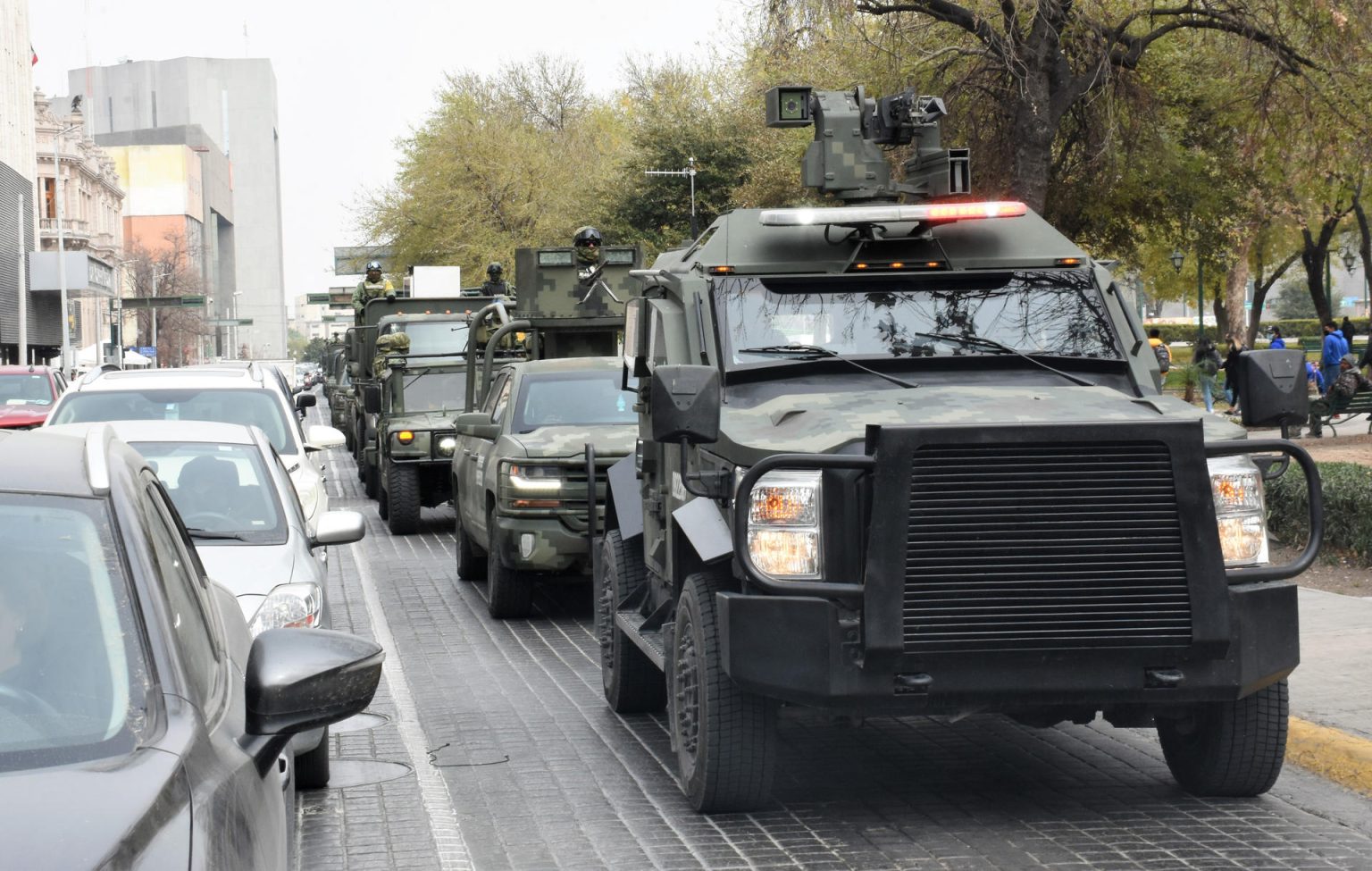 Elementos del Ejercito Mexicano patrullan las principales avenidas en la Ciudad de Monterrey, en el estado de Nuevo León (México). Imagen de archivo. EFE/Juan Cedillo