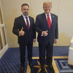 Fotografía cedida por el partido español de extrema derecha VOX que muestra a su líder, Santiago Abascal (i), durante una reunión con Donald Trump, favorito para ser el candidato republicano en las elecciones presidenciales de EE.UU., durante la gran convención anual de la derecha estadounidense, este sábado, en National Harbor (EE.UU.). EFE/ VOX SÓLO USO EDITORIAL/SÓLO DISPONIBLE PARA ILUSTRAR LA NOTICIA QUE ACOMPAÑA (CRÉDITO OBLIGATORIO)