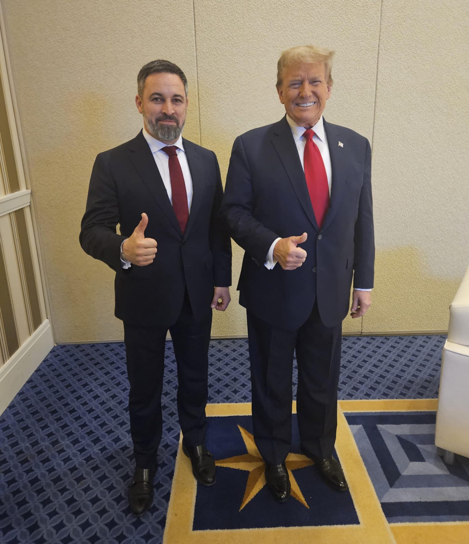 Fotografía cedida por el partido español de extrema derecha VOX que muestra a su líder, Santiago Abascal (i), durante una reunión con Donald Trump, favorito para ser el candidato republicano en las elecciones presidenciales de EE.UU., durante la gran convención anual de la derecha estadounidense, este sábado, en National Harbor (EE.UU.). EFE/ VOX SÓLO USO EDITORIAL/SÓLO DISPONIBLE PARA ILUSTRAR LA NOTICIA QUE ACOMPAÑA (CRÉDITO OBLIGATORIO)