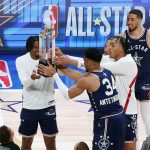 El capitán de los All stars de la Conferencia del Este, Giannis Antetokounmpo (C-R), presenta el trofeo a su equipo, este 18 de febrero de 2024. EFE/EPA/Brian Spurlock