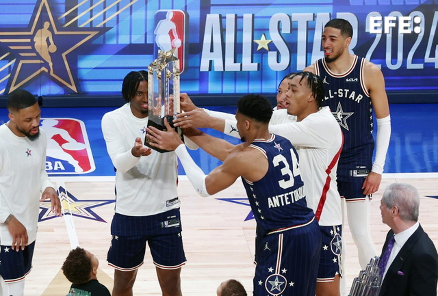 El capitán de los All stars de la Conferencia del Este, Giannis Antetokounmpo (C-R), presenta el trofeo a su equipo, este 18 de febrero de 2024. EFE/EPA/Brian Spurlock