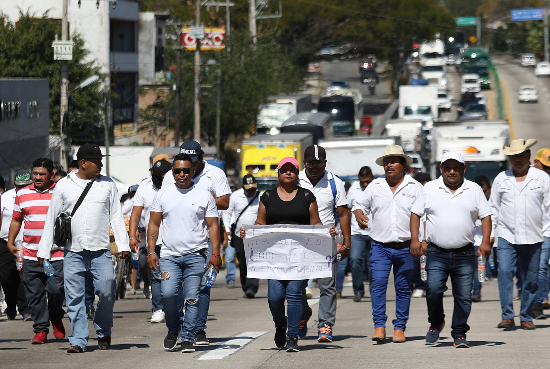 Choferes del transporte público protestan para exigir seguridad ante una nueva ola de violencia del crimen organizado, en la autopista México-Acapulco, en Guerrero (México). EFE/José Luis de la Cruz
