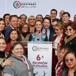 Fotografía cedida por el equipo de campaña de Morena, donde se observa a la candidata a la presidencia de México, Claudia Sheinbaum (c) mientras posa con diputados al término de una reunión plenaria en la Ciudad de México (México). EFE/Campaña de Morena/SOLO USO EDITORIAL/SOLO DISPONIBLE PARA ILUSTRAR LA NOTICIA QUE ACOMPAÑA(CRÉDITO OBLIGATORIO)