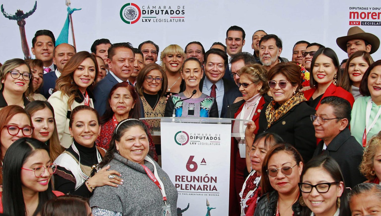 Fotografía cedida por el equipo de campaña de Morena, donde se observa a la candidata a la presidencia de México, Claudia Sheinbaum (c) mientras posa con diputados al término de una reunión plenaria en la Ciudad de México (México). EFE/Campaña de Morena/SOLO USO EDITORIAL/SOLO DISPONIBLE PARA ILUSTRAR LA NOTICIA QUE ACOMPAÑA(CRÉDITO OBLIGATORIO)