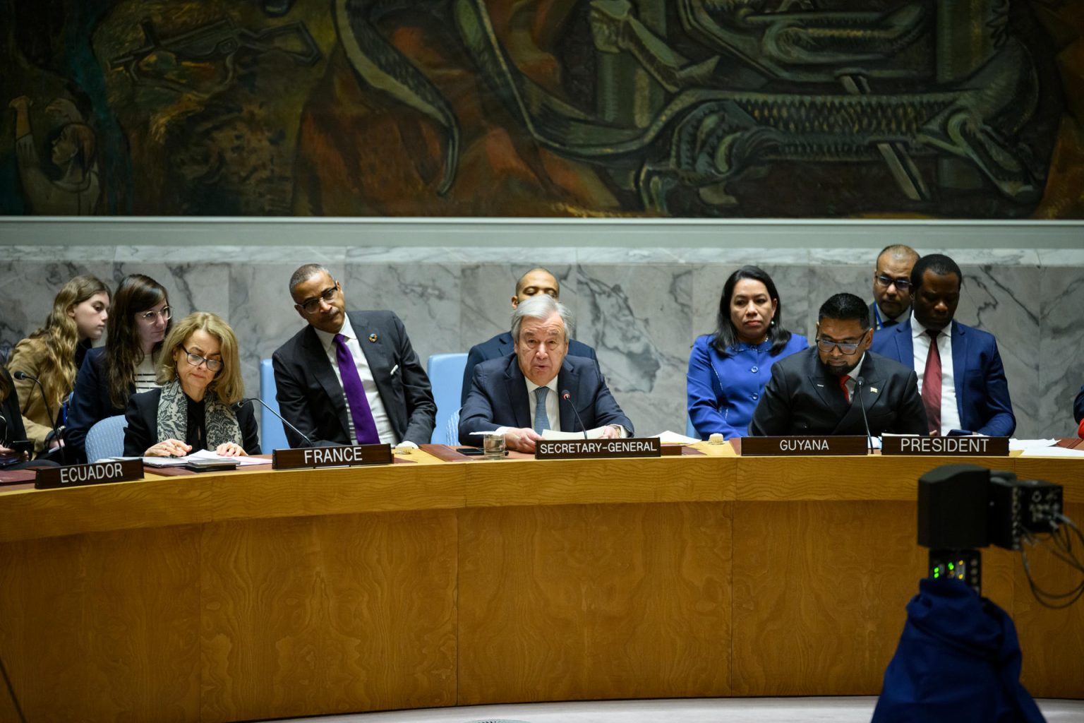 Fotografía cedida por la ONU donde aparece su secretario general, António Guterres (c), mientras habla en la reunión del Consejo de Seguridad sobre el cambio climático y la inseguridad alimentaria, este martes en la sede del organismo en Nueva York (Estados Unidos). EFE/ Loey Felipe / ONU/ SOLO USO EDITORIAL/ SOLO DISPONIBLE PARA ILUSTRAR LA NOTICIA QUE ACOMPAÑA (CRÉDITO OBLIGATORIO)