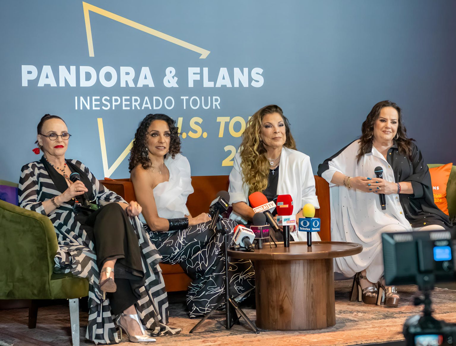 Las integrantes del trío mexicano Pandora, Mayte Lascuráin (i), su hermana Isabel (d) y Fernanda Meade (2i), y Mimí (2d), una de las integrantes del grupo Flans participan en la presentación de su gira, el 6 de febrero de 2024, en Miami, Florida (EE. UU). EFE/Alicia Civita