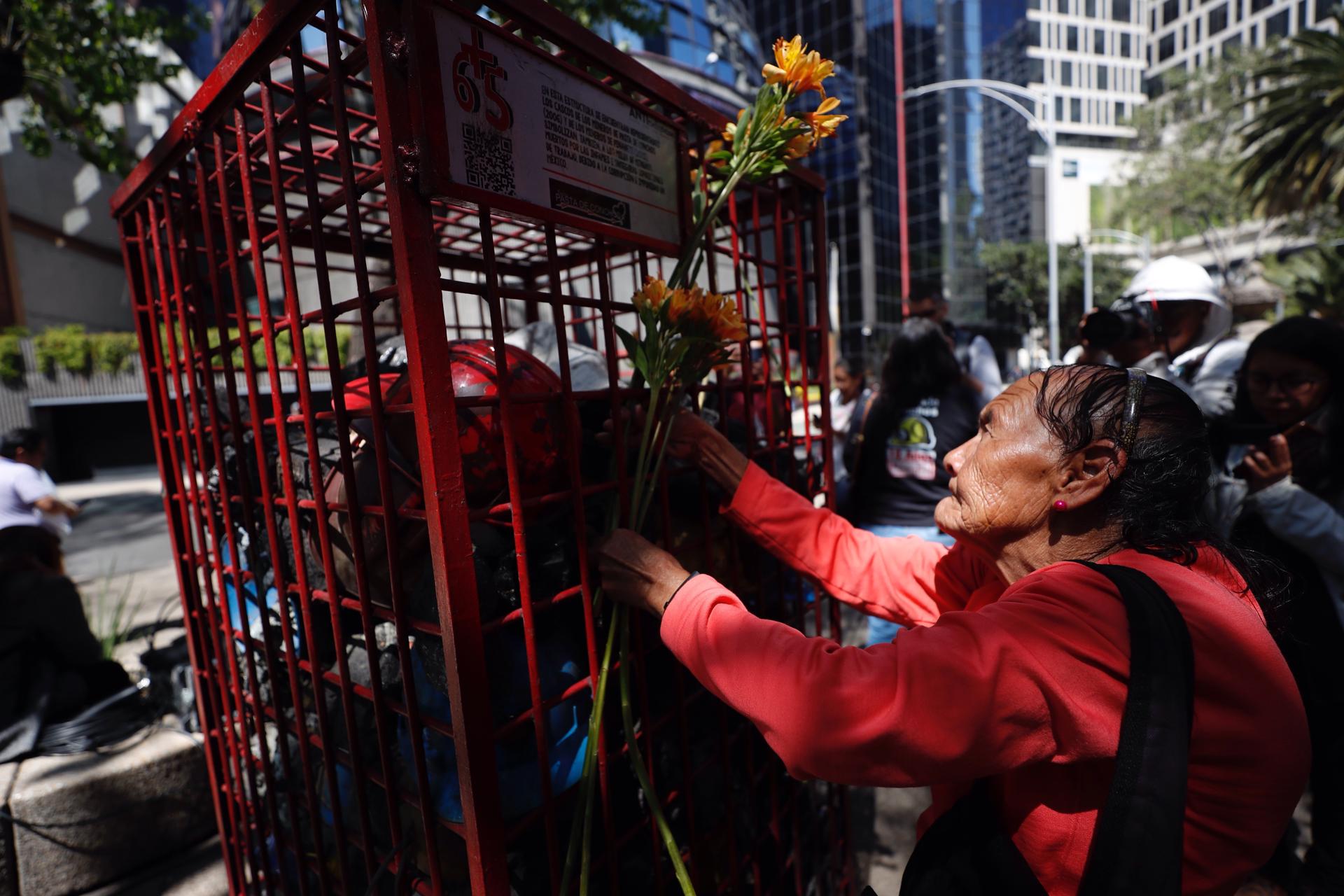 Familiares y amigos participa en una misa del 18 aniversario de la explosión en la mina pasta de Conchos hoy lunes en Ciudad de México (México). EFE/Sáshenka Gutiérrez
