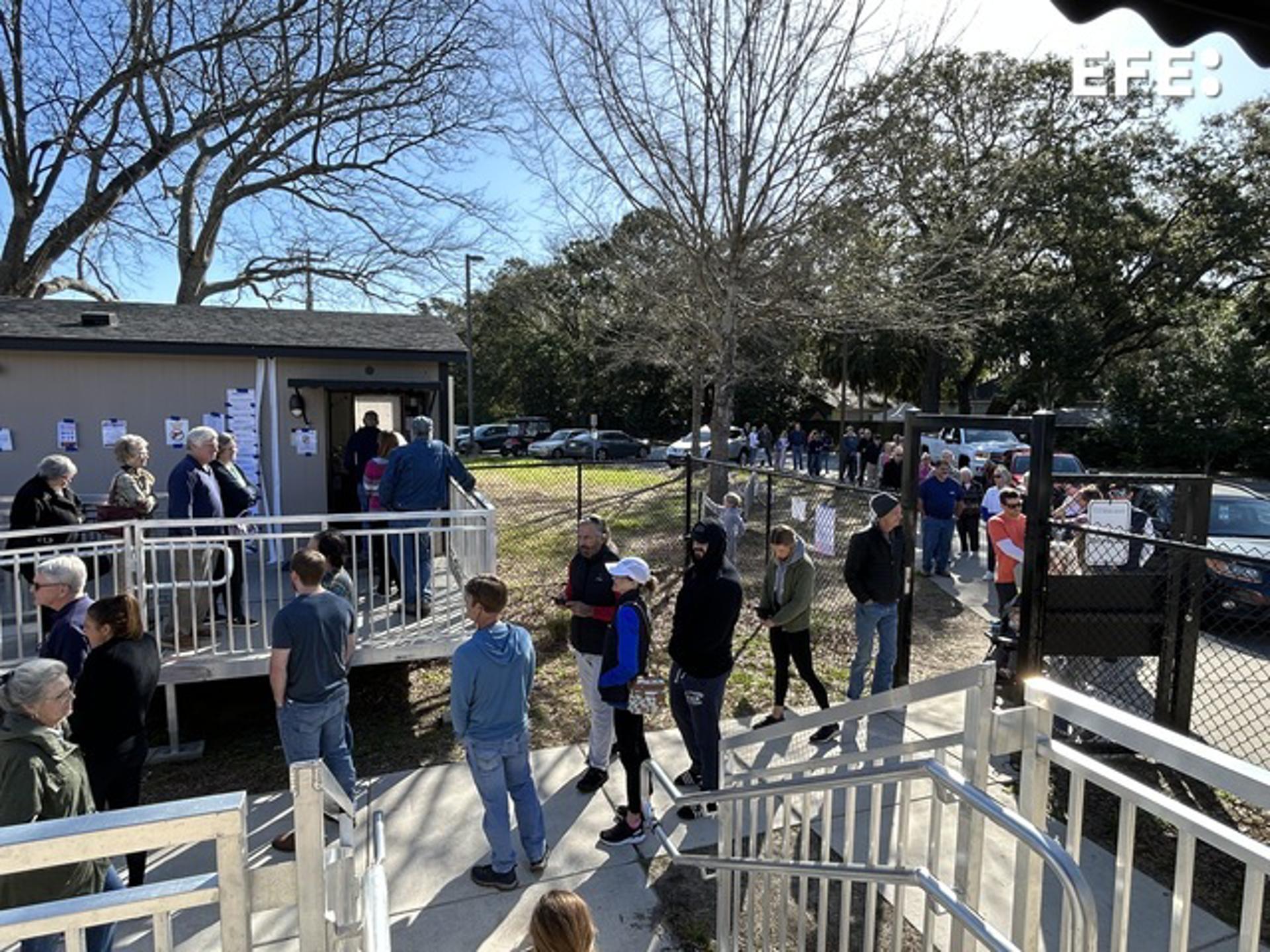 Votantes hacen fila para participar en las elecciones primarias republicanas este sábado, en la escuela primaria Stiles Point de Charleston, Carolina del Sur (Estados Unidos). EFE/ Javier Otazu
