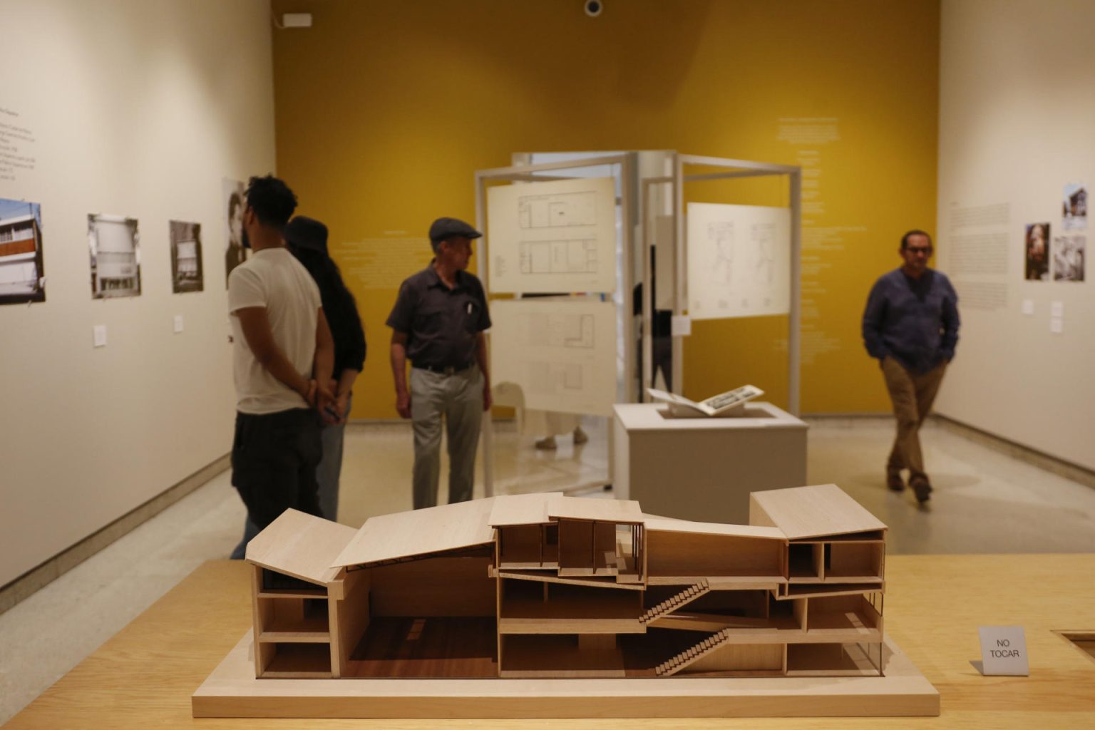 Visitantes observan la muestra “Arquitectos y Muralistas. Casas estudio del siglo 20 en México”, el 8 de febrero de 2024, exhibida en el Museo de las Artes (MUSA), de la ciudad de Guadalajara en Jalisco (México). EFE/ Francisco Guasco