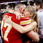 El jugador de los Kansas City Chiefs, Travis Kelce (i) abraza a su novia, la cantante Taylor Swift (d) tras la victoria de su equipo ante los San Fransisco 49ers durante la Super Bowl disputada en el estadio Allegiant de Las Vegas, Nevada, Estados Unidos. EFE/ John G. Mabanglo