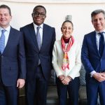 Fotografía cedida hoy, por la casa de campaña de Claudia Sheinbaum, donde se observa de (i-d), al director de Bank of America Merrill Lynch México, Emilio Romano; el presidente de Internacional de Bank of America, Bernard Mensah; la candidata presidencial del oficialismo mexicano, Claudia Sheinbaum; y el director para América Latina de Bank of America, Augusto Urmeneta, mientras posan al termino de una reunión con los directivos de Bank of America, en la Ciudad de México (México). EFE/Casa de campaña de Claudia Sheinbaum/SOLO USO EDITORIAL/SOLO DIPONIBLE PARA ILUSTRAR LA NOTICIA QUE ACOMPAÑA(CRÉDITO OBLIGATORIO)