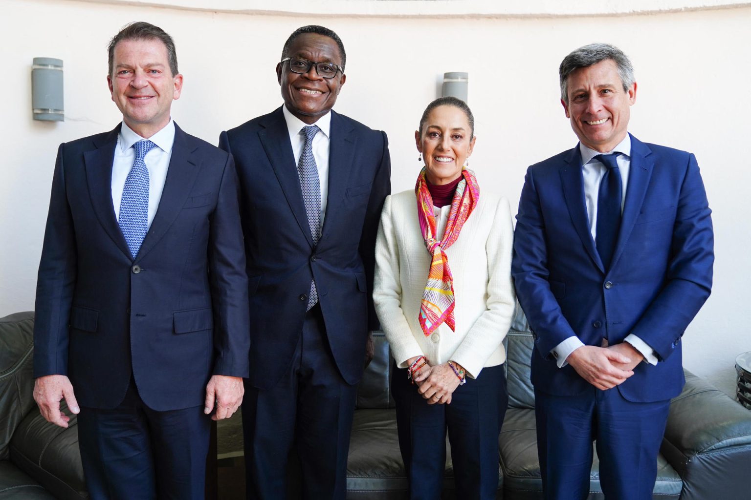 Fotografía cedida hoy, por la casa de campaña de Claudia Sheinbaum, donde se observa de (i-d), al director de Bank of America Merrill Lynch México, Emilio Romano; el presidente de Internacional de Bank of America, Bernard Mensah; la candidata presidencial del oficialismo mexicano, Claudia Sheinbaum; y el director para América Latina de Bank of America, Augusto Urmeneta, mientras posan al termino de una reunión con los directivos de Bank of America, en la Ciudad de México (México). EFE/Casa de campaña de Claudia Sheinbaum/SOLO USO EDITORIAL/SOLO DIPONIBLE PARA ILUSTRAR LA NOTICIA QUE ACOMPAÑA(CRÉDITO OBLIGATORIO)