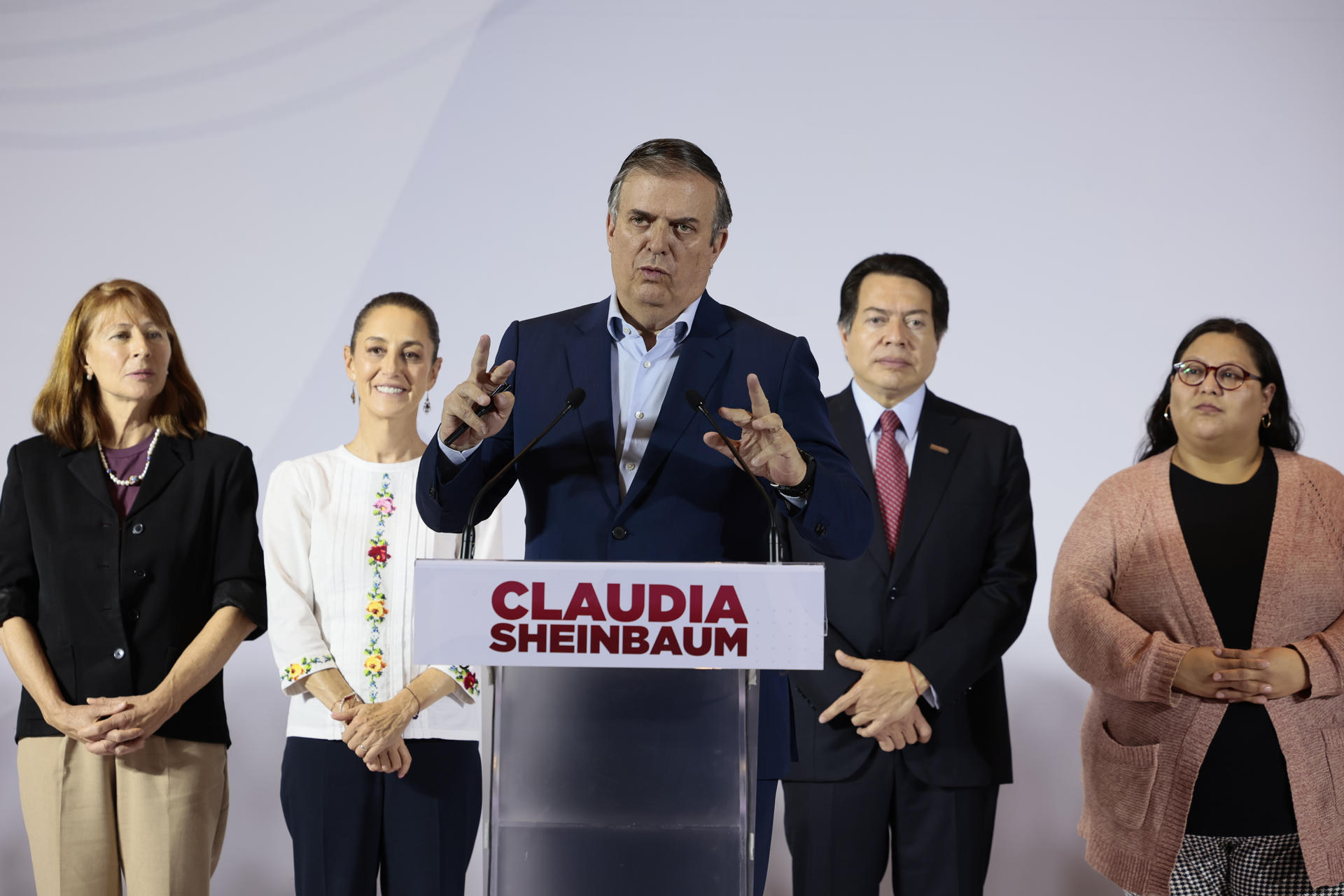 El excanciller Marcelo Ebrard, participa durante la presentación del equipo de campaña de la candidata presidencial de la coalición Sigamos Haciendo Historia, Claudia Sheinbaum, este jueves en un acto celebrado en Ciudad de México (México). EFE/José Méndez
