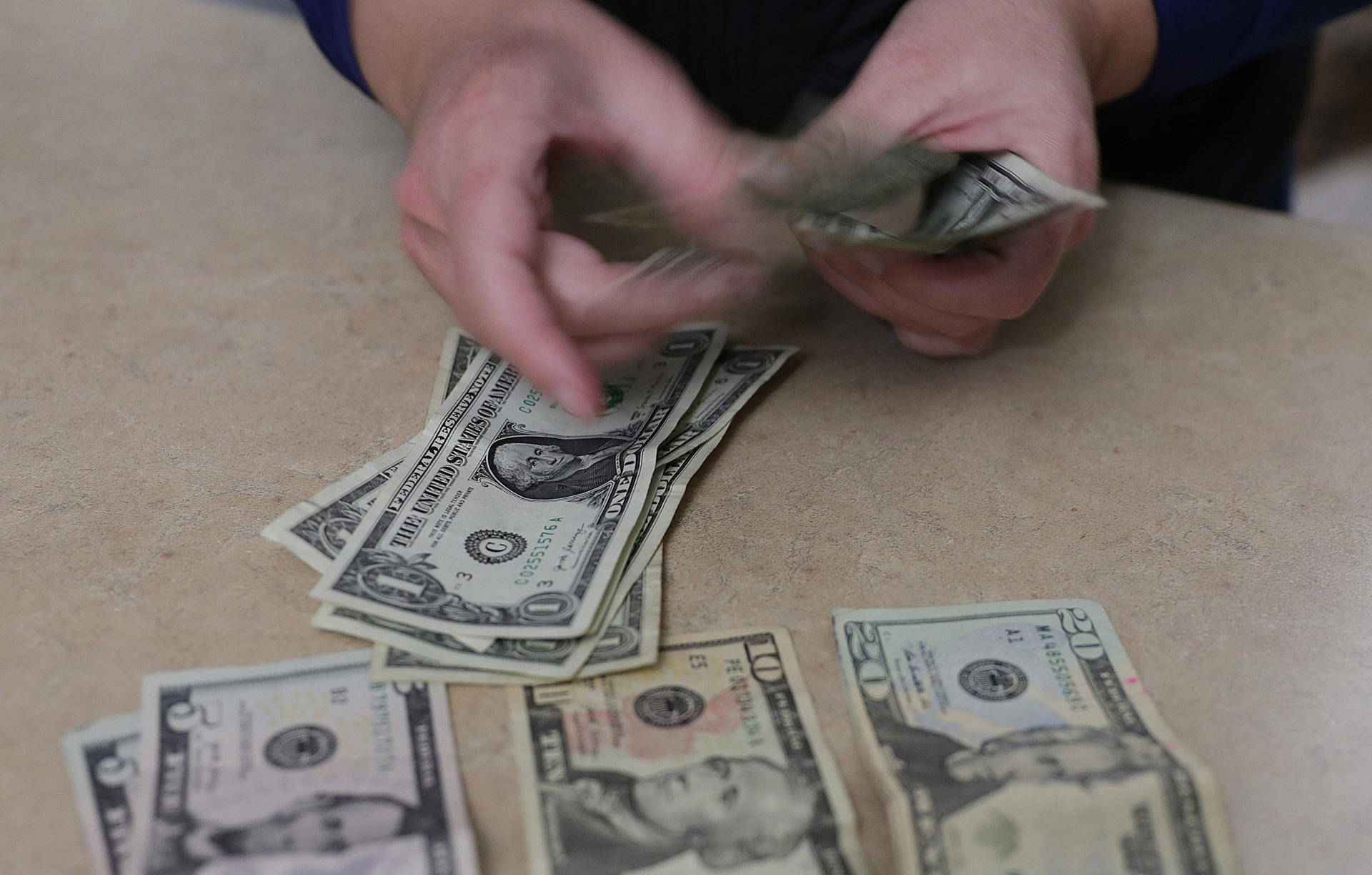 Una persona cuenta dolares en una casa de cambio hoy, en ciudad Juárez, en el estado de Chihuahua (México).. EFE/ Luis Torres
