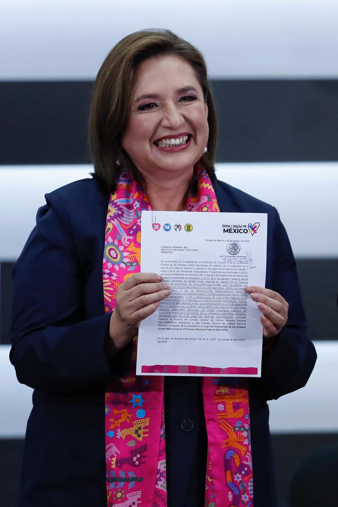 La candidata presidencial opositora de la coalición Fuerza y Corazón por México, Xóchitl Gálvez, muestra su constancia de registro este martes, como candidata formal en el Instituto Nacional Electoral (INE), en la Ciudad de México (México). EFE/Sáshenka Gutiérrez
