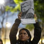 Un grupo de periodistas de diferentes medios de comunicación protestan a las afueras de la Secretaría de Gobernación, en la Ciudad de México (México). Fotografía de archivo. EFE/ Isaac Esquivel