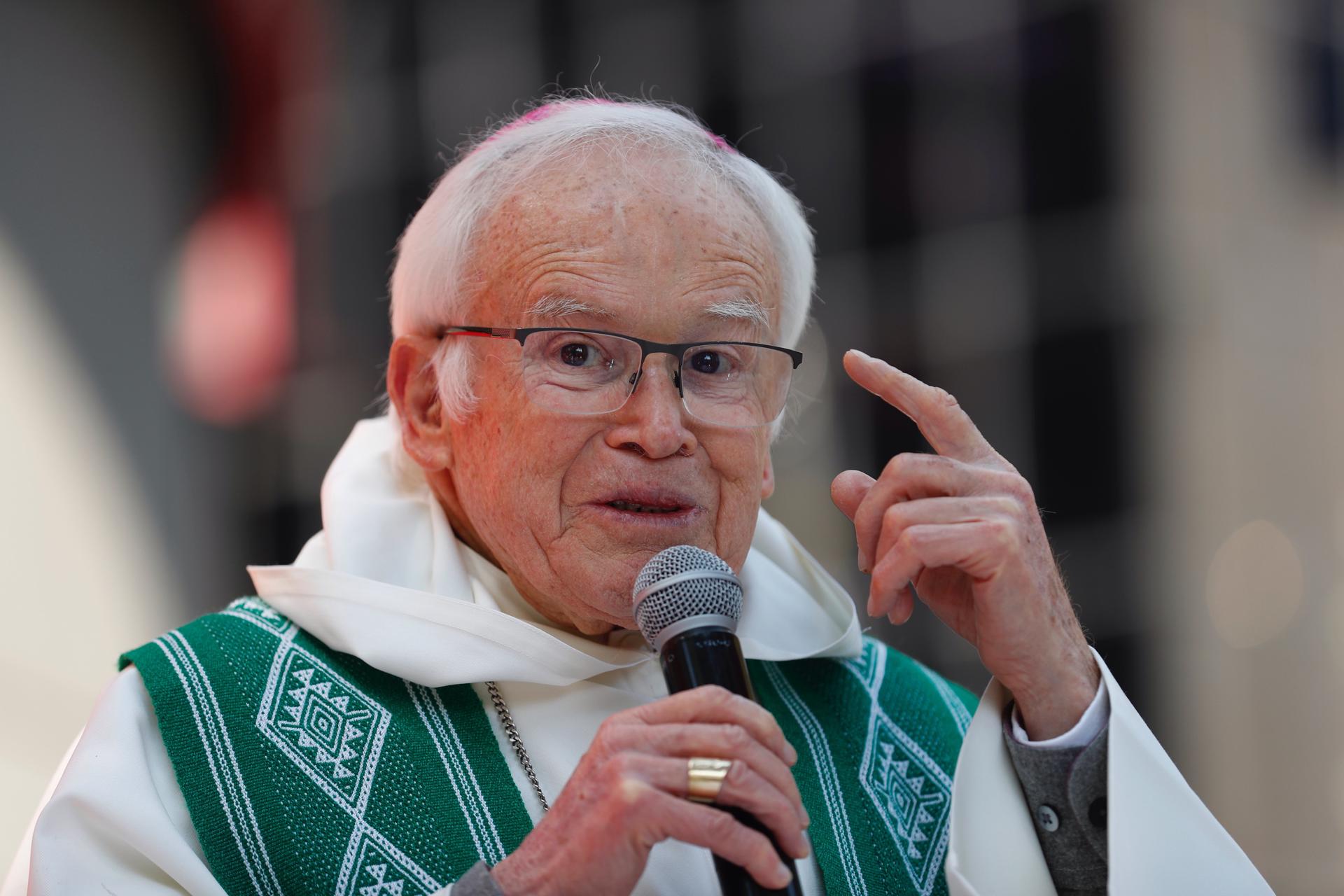 El obispo Raúl Vera, participa en una misa del 18 aniversario de la explosión en la mina pasta de Conchos hoy lunes en Ciudad de México (México). EFE/Sáshenka Gutiérrez
