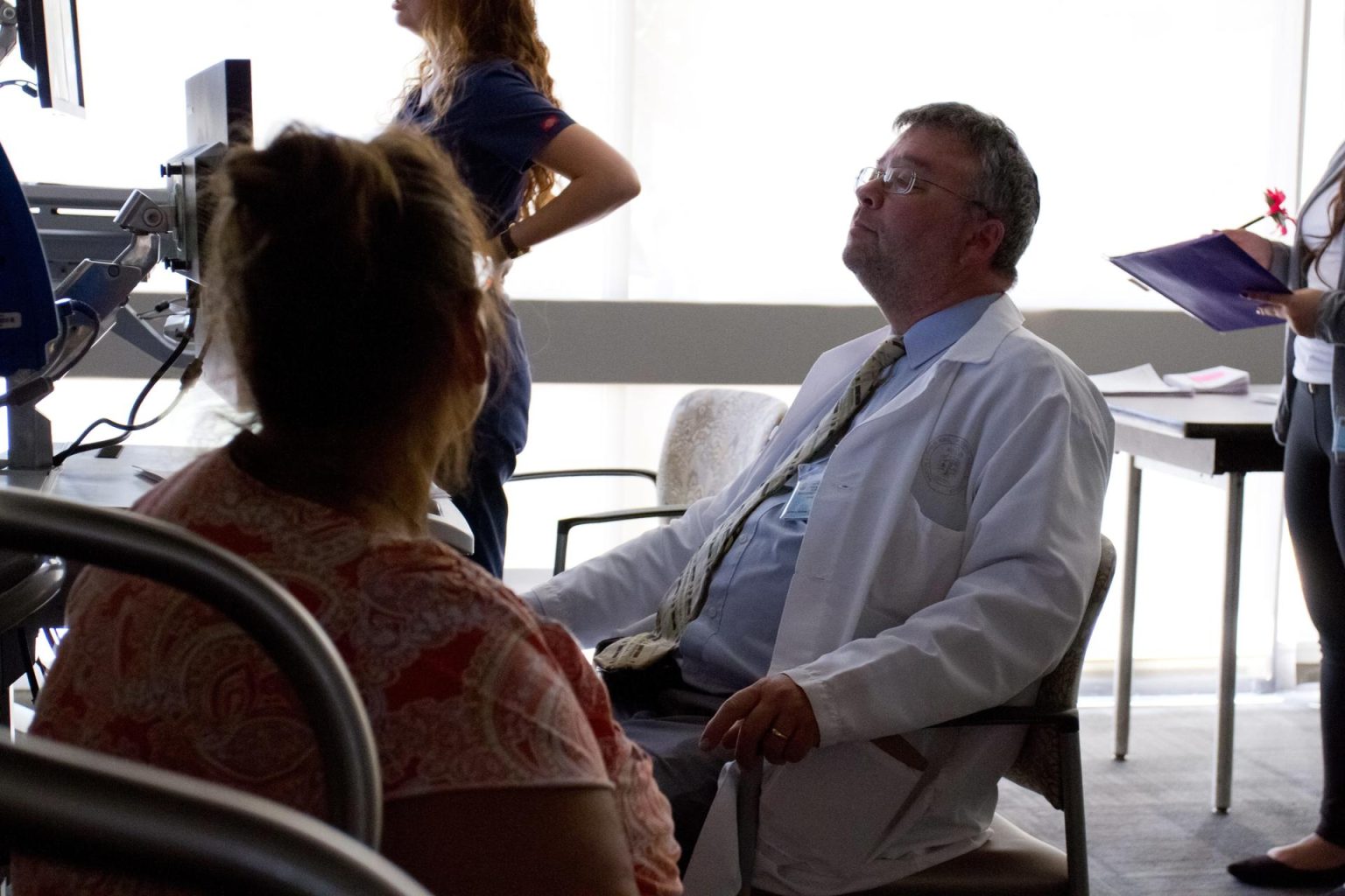 Fotografía de archivo de un doctor revisa la historia clínica de una de sus pacientes hispanas. EFE/Felipe Chacon