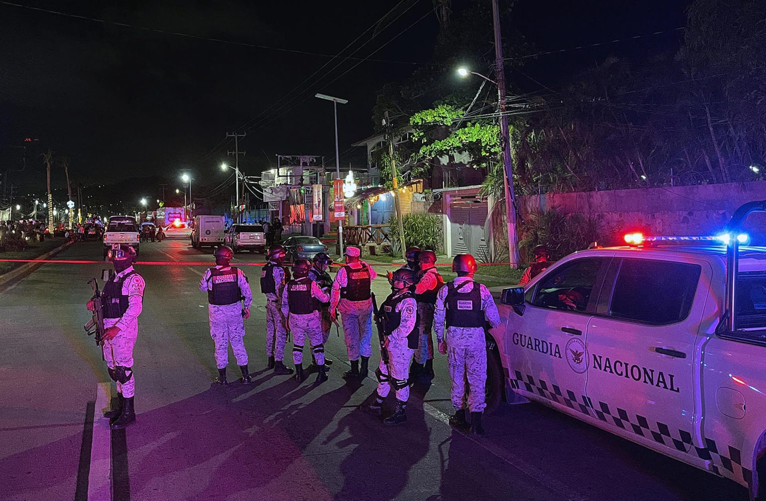 Fotografía de archivo de integrantes de la Guardia Nacional (GN) que resguardan la zona donde fue asesinado el excandidato a la alcaldía de Acapulco Ricardo Taja, en el estado de Guerrero (México). EFE/David Guzmán/Máxima Calidad