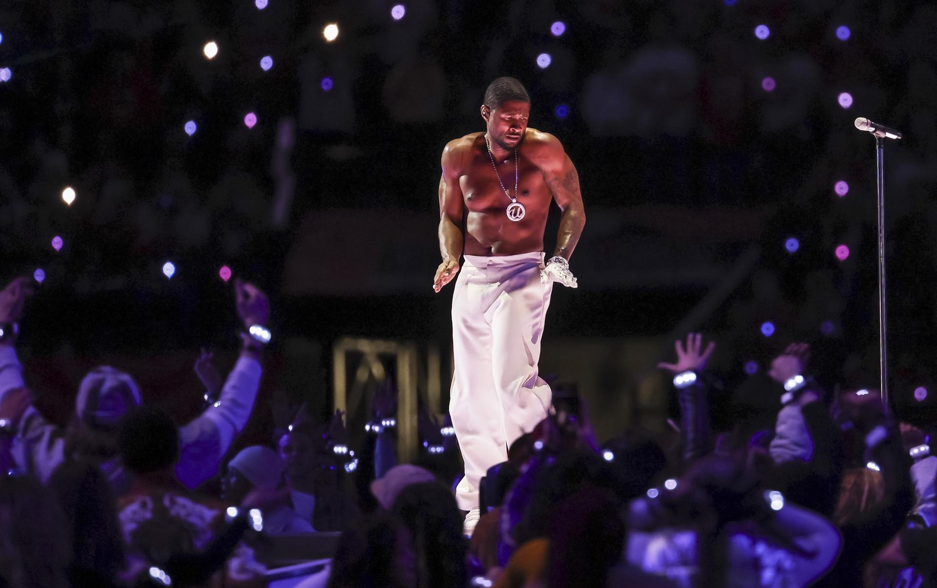Usher se presenta durante el espectáculo de medio tiempo del Super Bowl LVIII entre los Kansas City Chiefs y los San Francisco 49ers en el Allegiant Stadium, en Las Vegas, Nevada (EE.UU.), este 11 de febrero de 2024. EFE/EPA/John G. Mabanglo

