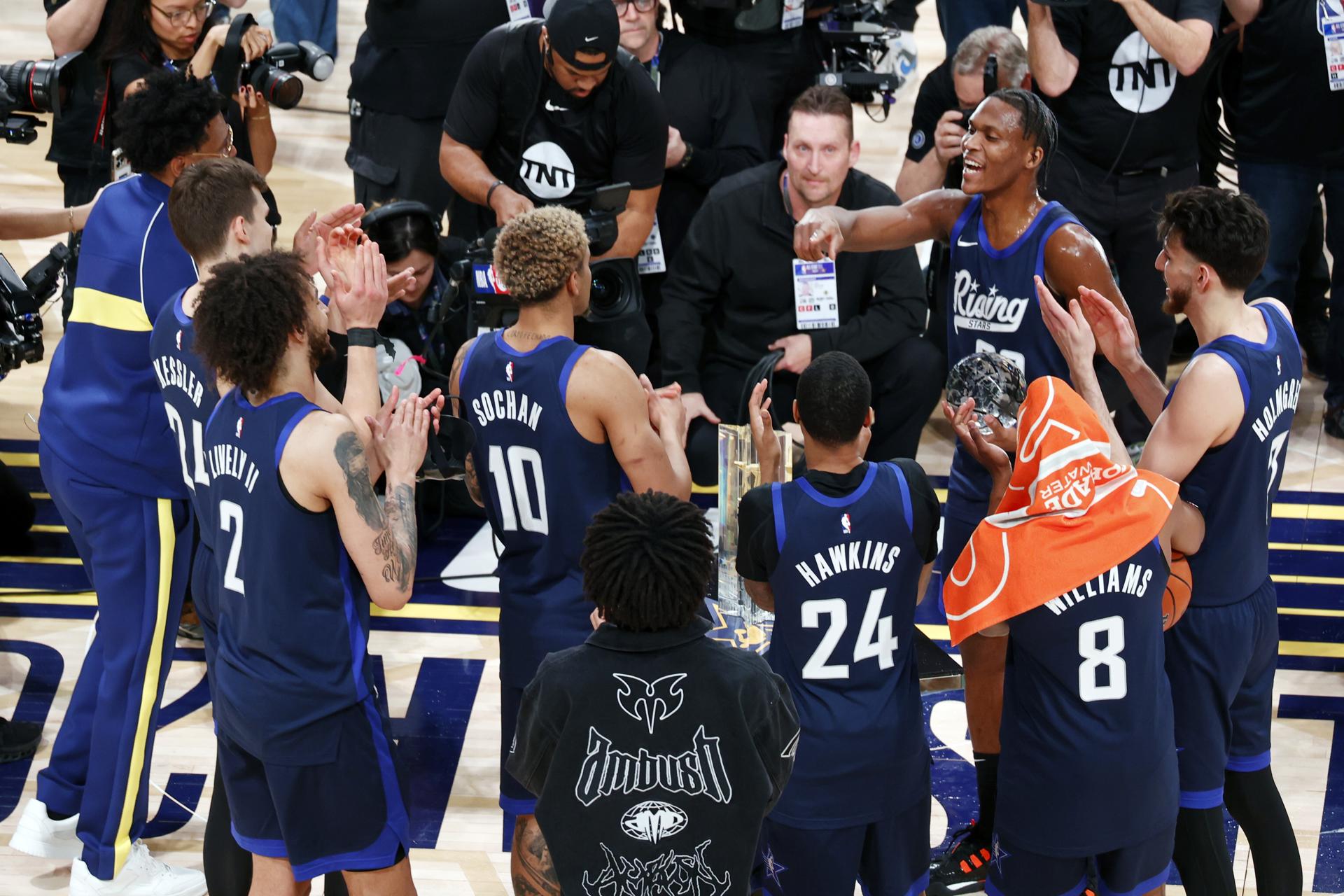 El guardia del equipo Jalen, Bennedict Mathurin (2-d), celebra con el equipo después de ganar el premio MVP durante el juego de campeonato de la NBA All-Star 2024 Panini Rising Stars contra el equipo Detlef en Gainbridge Fieldhouse en Indianápolis, Indiana, EE.UU., 16 de febrero de 2024. EFE/EPA/BRIAN SPURLOCK
