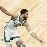 Jayson Tatum, alero estrella de los Celtics de Boston, fue registrado este jueves, 14 de marzo, al marcar un avance de los Suns de Phoenix, durante un partido de la NBA, en el coliseo TD Garden, en Boston (Massachusetts, EE.UU.). EFE/CJ Gunther