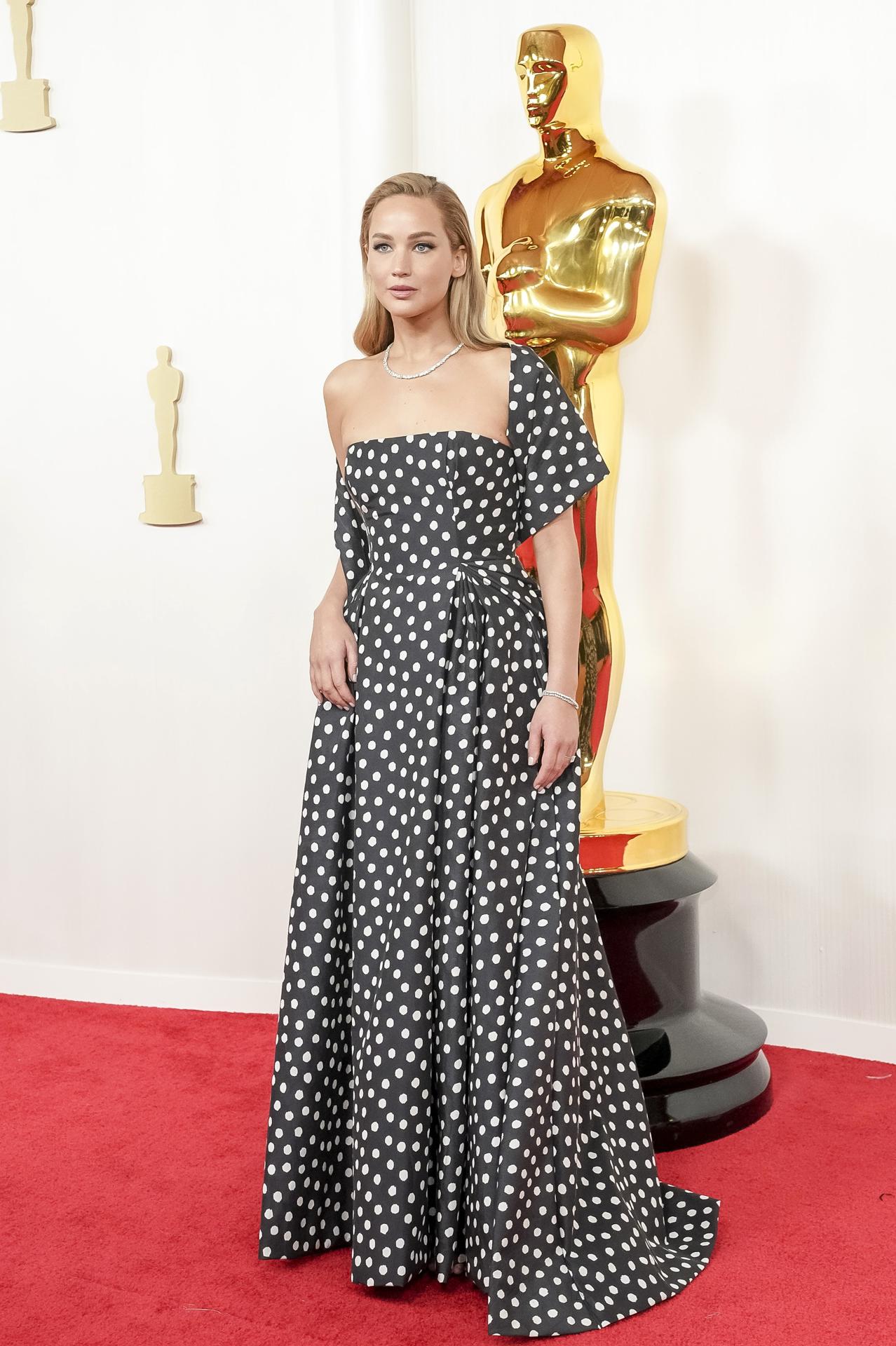 Jennifer Lawrence en la alfombra roja de los premios Oscar en el Dolby Theatre en Los Ángeles (EE.UU). EFE/EPA/ALLISON DINNER
