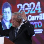 El presidente de México, Andrés Manuel López Obrador, habla durante una rueda de prensa este miércoles, en el Palacio Nacional, en la Ciudad de México (México). EFE/ Mario Guzmán