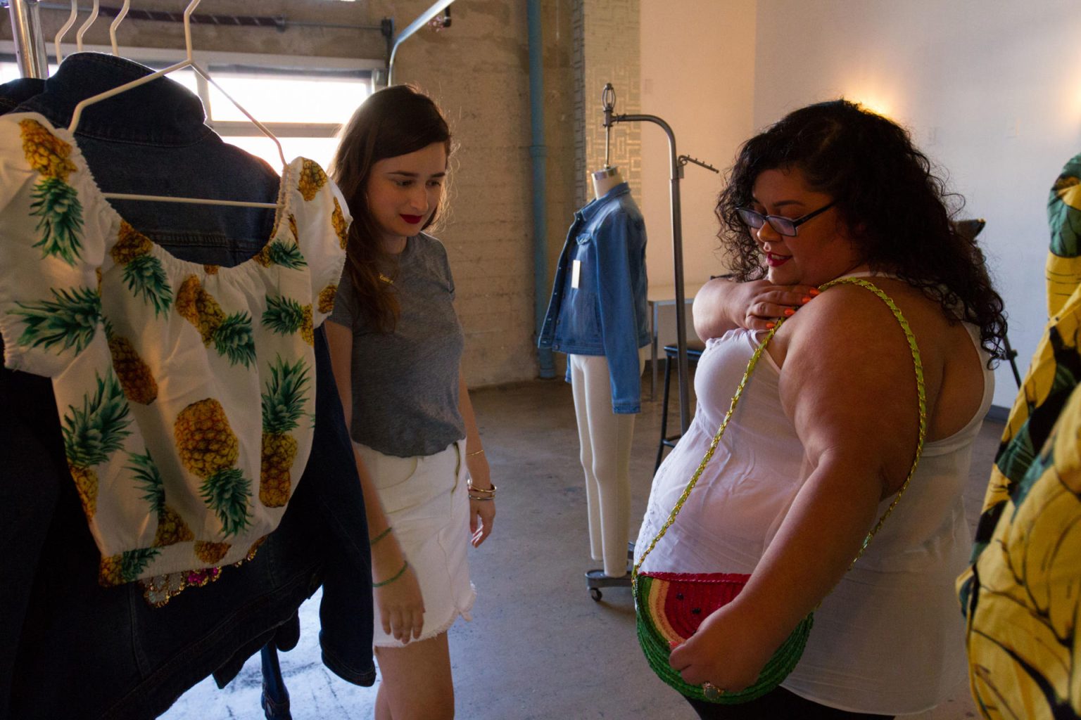 Fotografía de archivo de una diseñadora mientras observa una prenda que usa una clienta en un taller de Los Ángeles, California. EFE/Felipe Chacón