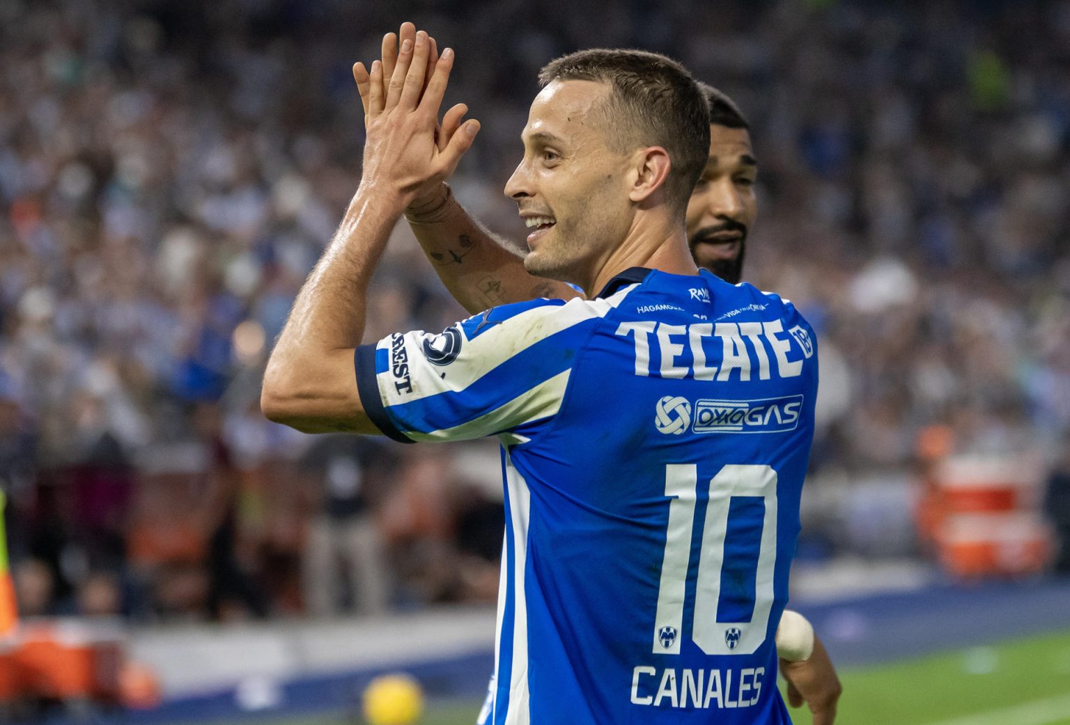 Sergio Canales, centrocampista español del club mexicano de fútbol Rayados de Monterrey, fue registrado este domingo, 3 de marzo, al celebrar un gol que le anotó a los Pumas, durante un partido de la fecha 10 del Torneo Clausura 2024 del fútbol en México, en el estadio BBVA, en Monterrey. EFE/Miguel Sierra