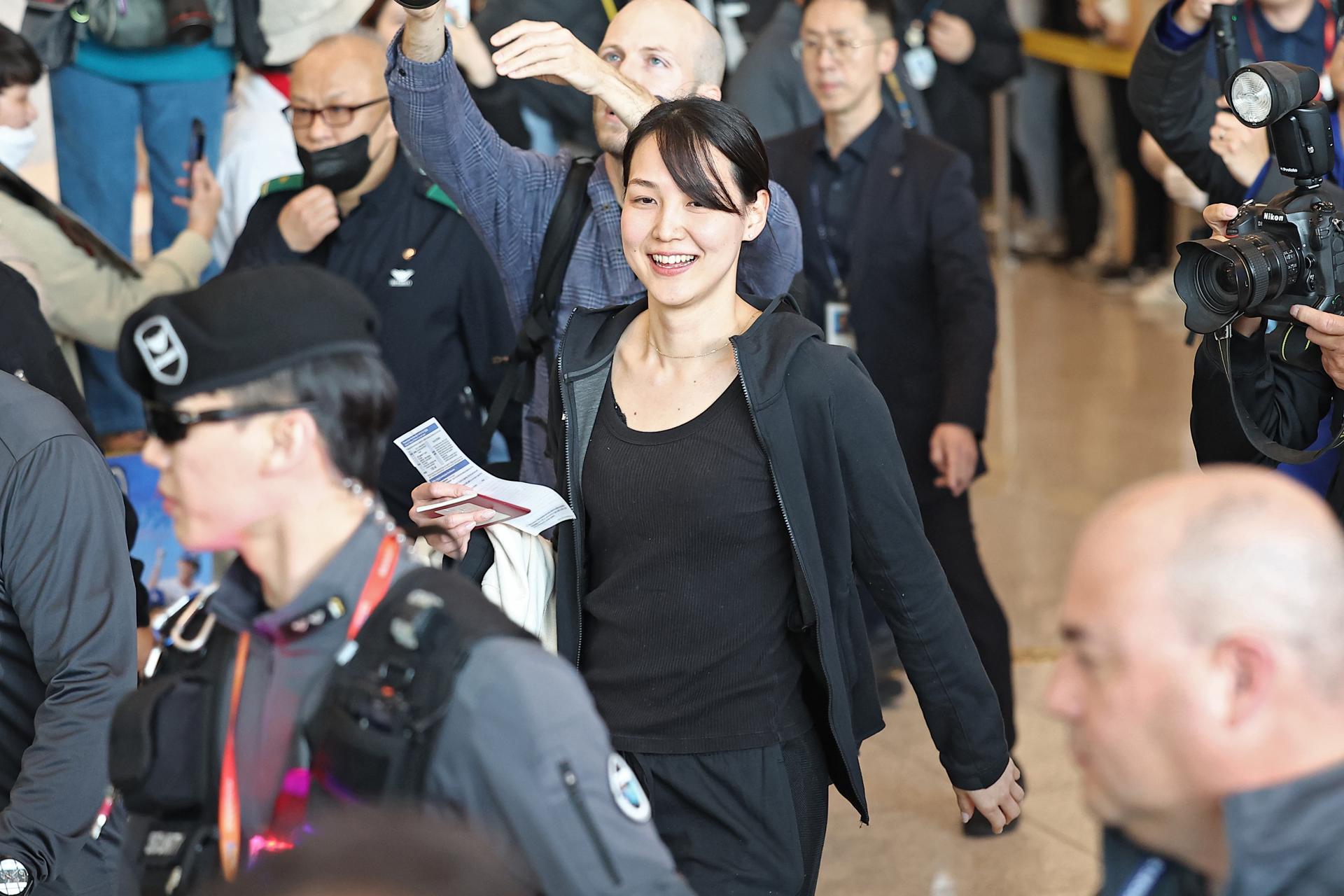 Mamiko Tanaka, la esposa del jugador de béisbol de Los Angeles Dodgers Shohei Ohtani, a su llegada al aeropuerto de Incheon en Seúl. EFE/EPA/YONHAP
