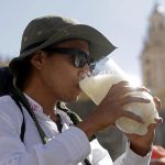 Un hombre toma 'pulque' (bebida prehispánica) este lunes en San Pedro Cholula (México). EFE/ Hilda Ríos