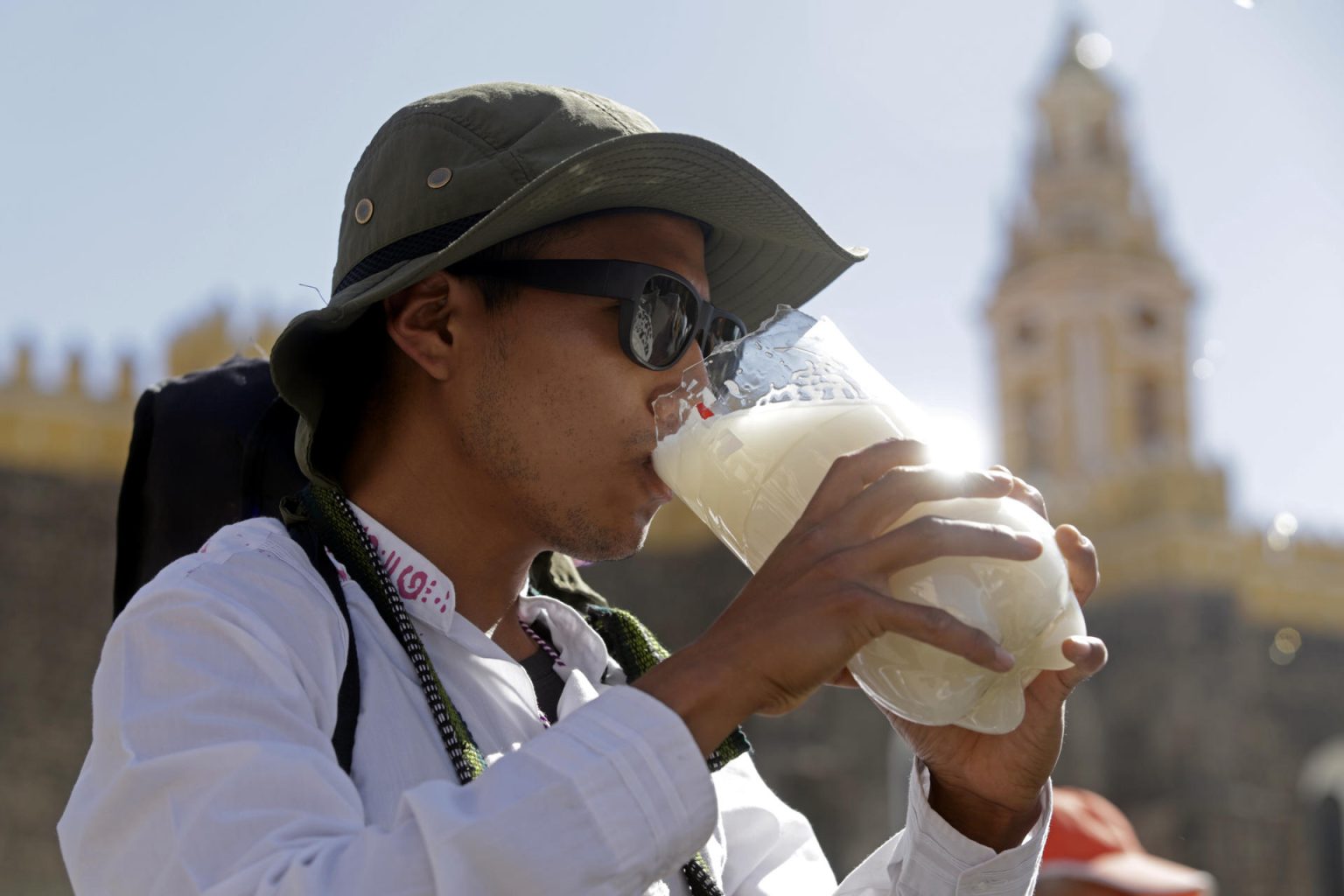 Un hombre toma 'pulque' (bebida prehispánica) este lunes en San Pedro Cholula (México). EFE/ Hilda Ríos