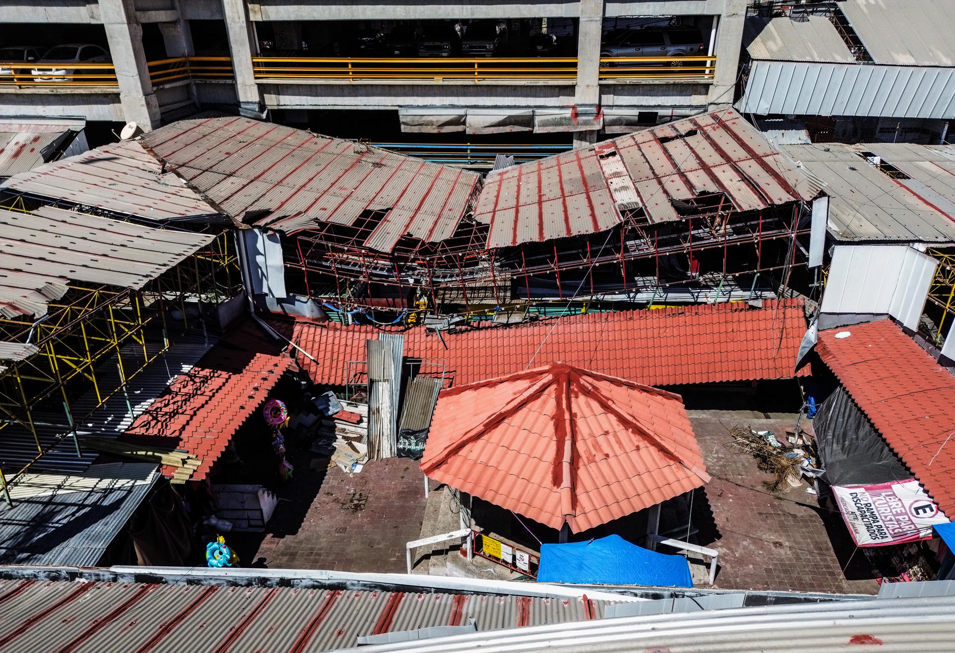 Fotografía del 15 de marzo de 2024, donde muestra locales del mercado de artesanías Papagayo, destruidos tras el paso del huracán Otis, en el balneario de Acapulco, estado de Guerrero (México). EFE/David Guzmán
