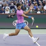 El tenista español Carlos Alcaraz fue registrado este jueves, 14 de marzo, al devolverle un bola al alemán Alexander Zverev, durante un partido de los cuartos de final del Masters 1.000 de India Wells, en Indian Wells (California, EE.UU.) EFE/John G. Mabanglo