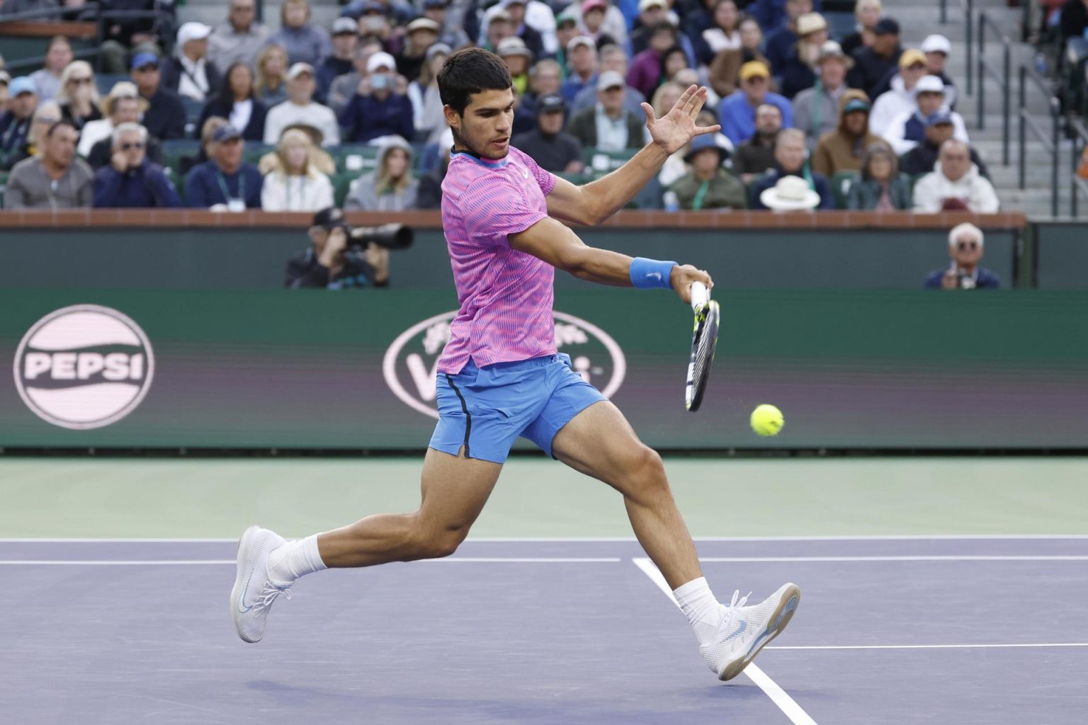 El tenista español Carlos Alcaraz fue registrado este jueves, 14 de marzo, al devolverle un bola al alemán Alexander Zverev, durante un partido de los cuartos de final del Masters 1.000 de India Wells, en Indian Wells (California, EE.UU.) EFE/John G. Mabanglo