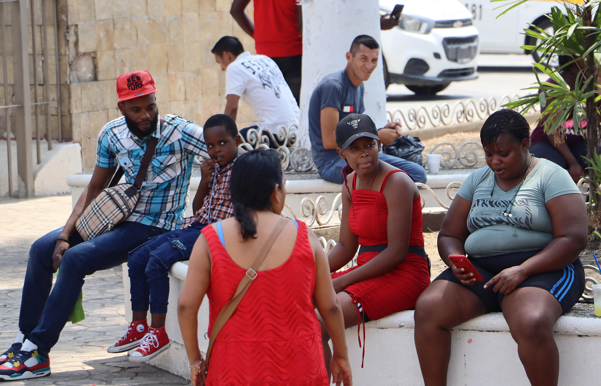 Migrantes de origen haitiano permanecen en espera de regularizar situación migratoria el 15 de marzo de 2024 en una plaza del municipio de Tapachula, en el estado de Chiapas (México). EFE/Juan Manuel Blanco
