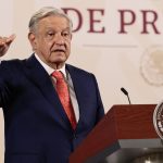 El presidente de México, Andrés Manuel López Obrador, habla durante su conferencia de prensa matutina este lunes, en el Palacio Nacional de la Ciudad de México (México). EFE/José Méndez