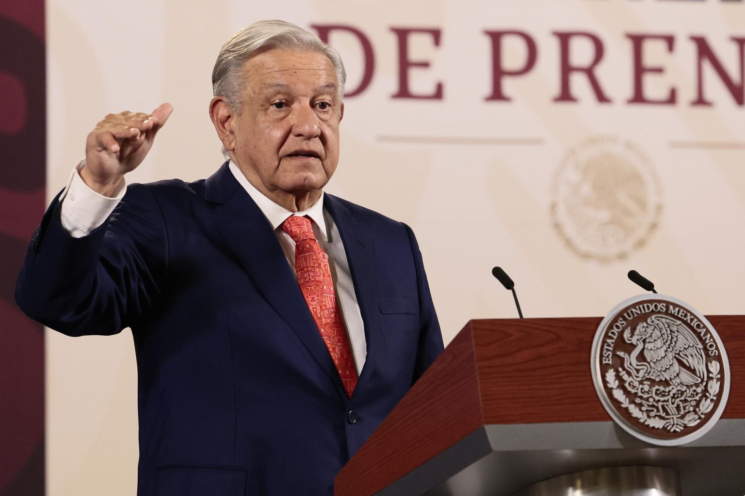 El presidente de México, Andrés Manuel López Obrador, habla durante su conferencia de prensa matutina este lunes, en el Palacio Nacional de la Ciudad de México (México). EFE/José Méndez