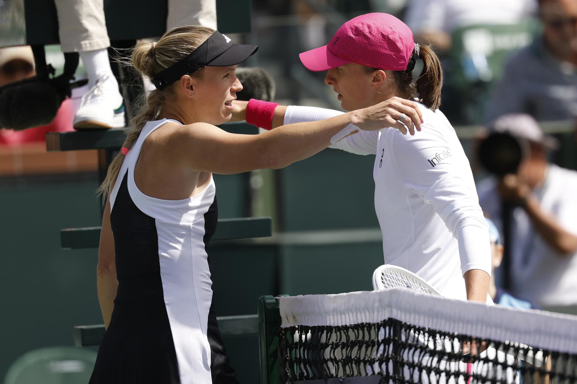 La polaca Iga Swiatek (d) abraza a la danesa Caroline Wozniacki (i) en los cuartos de final del WTA 1.000 de Indian Wells, en California (EE.UU.), este 14 de marzo de 2024. EFE/EPA/John G. Mabanglo
